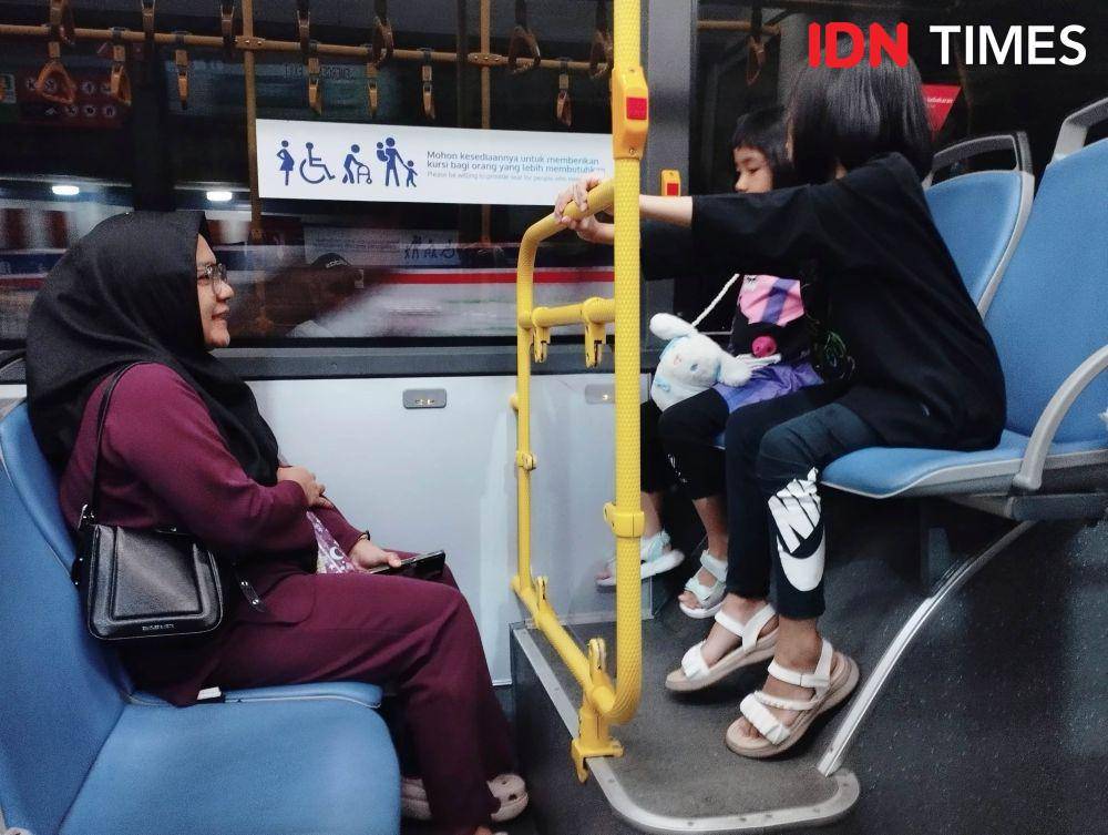 Warga Medan memanfaatkan fasilitas bus listrik yang saat ini menjangkau berbagai wilayah Kota Medan (IDN Times/Doni Hermawan)