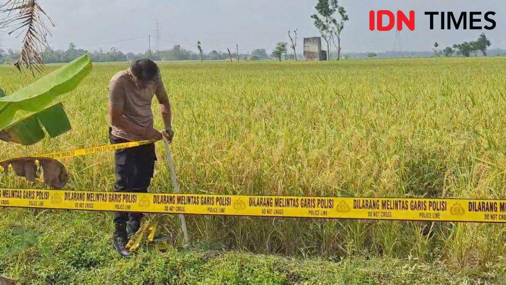Polisi memasang policeline di lokasi penemuan bayi. IDN Times/ Riyanto.
