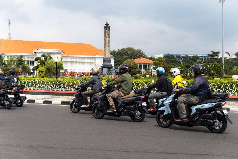 Touring Yamaha Gear 125 Ultima Hybrid melewati Tugu Muda. (IDN Times/Dok Yamaha Semarang)