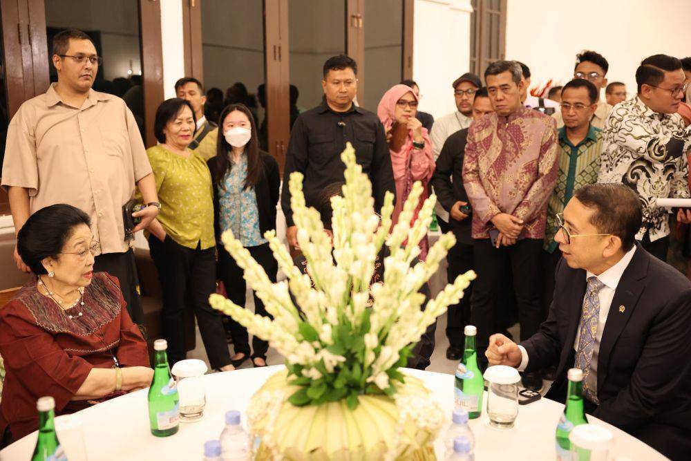 Megawati Soekarnoputri hadiri pertunjukan teater seni musik bertajuk 'Imam Al Bukhari-Soekarno' di Gedung Kesenian Jakarta (GKJ), Selasa malam (15/4/2025) (dok. PDIP)