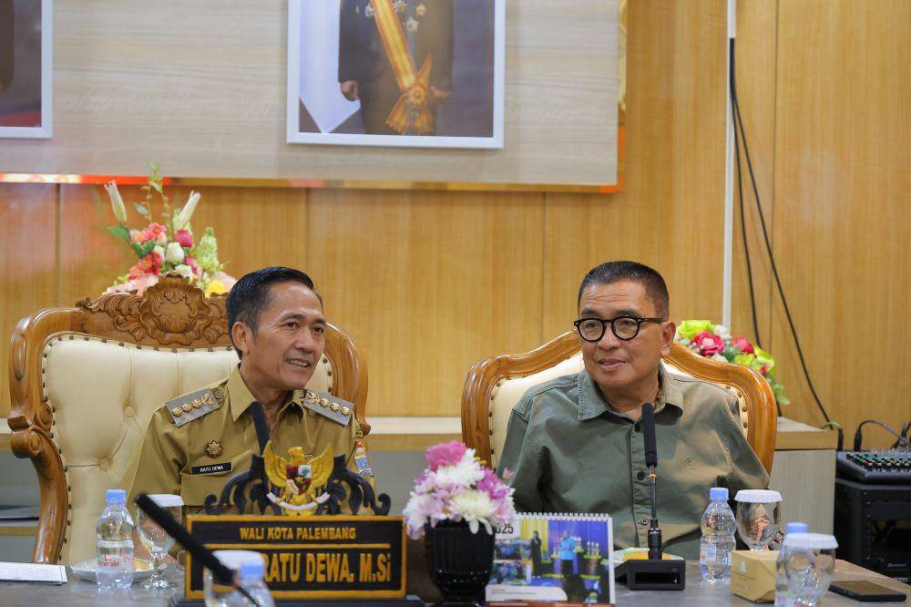 Helmy Yahya saat bertemu Wali Kota Palembang Ratu Dewa membahas soal branding tentang Palembang (Dok: Kominfo Palembang)
