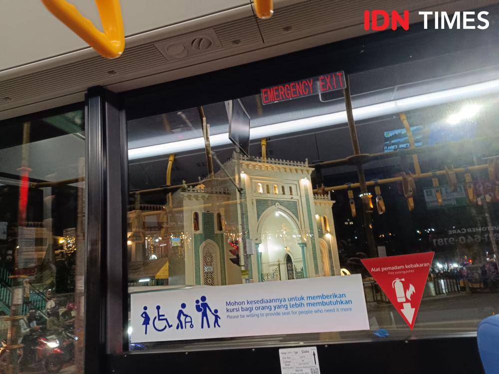 Pemandangan Masjid Raya Al Mashun, salah satu landmark Kota Medan dari bus listrik (IDN Times/Doni Hermawan)