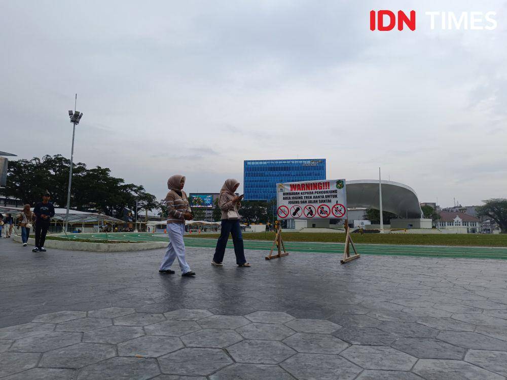 Warga joging santai di Lapangan Merdeka Medan yang baru saja direvitalisasi (IDN Times/Doni Hermawan)