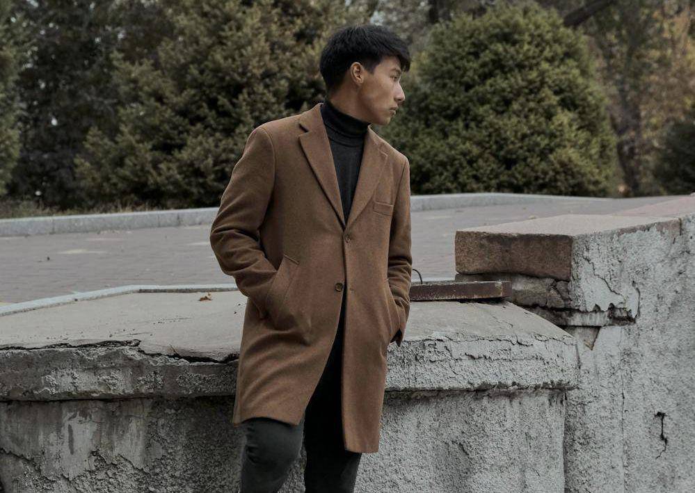 ilustrasi menggunakan trench coat (pexels.com/Ruslan Alekso)