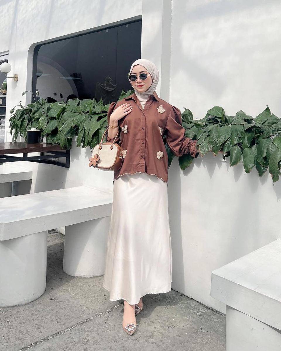 potret ide OOTD kasual serba kemeja yang anti monoton ala Cici (instagram.com/scimhrni)