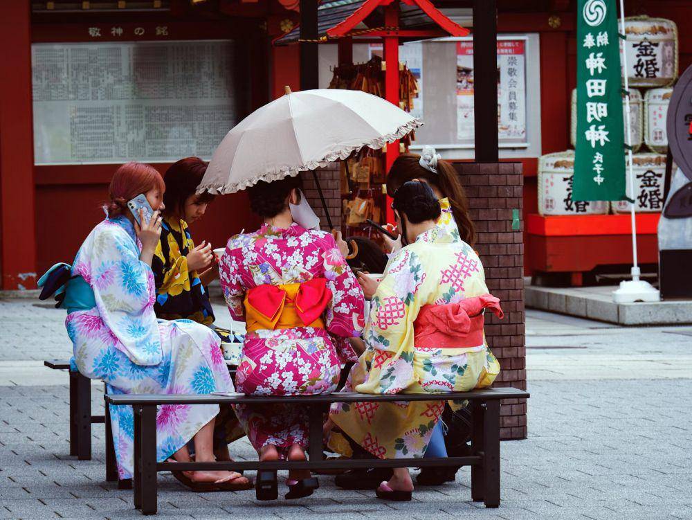 ilustrasi segerombolan orang memakai yukata (unsplash.com/Susann Schuster)