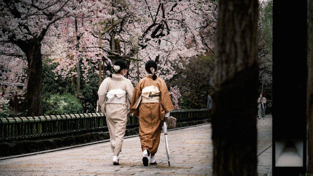 ilustrasi memakai yukata saat festival musim panas di Jepang (unsplash.com/James Pere)