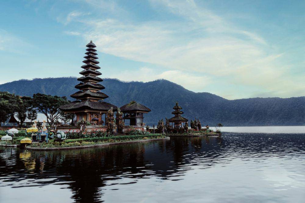 ilustrasi pemandangan di Danau Beratan (unsplash.com/Kharl Anthony Paica)