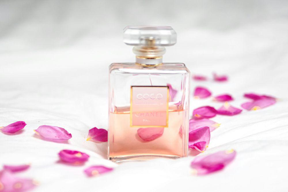 6 Rekomendasi Parfum Pria yang Wanginya Disukai Wanita, Bikin Memikat!