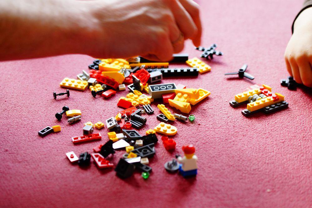 Menyusunn blok lego (Pixabay/Efraimstochter)