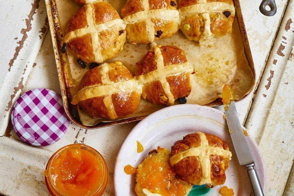 Resep Roti Hot Cross Bun Khas Paskah ala Rumahan, Manis dan Lembut!
