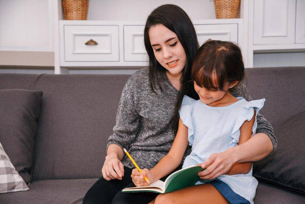 potret ibu dan anak (freepik.com/partystock)
