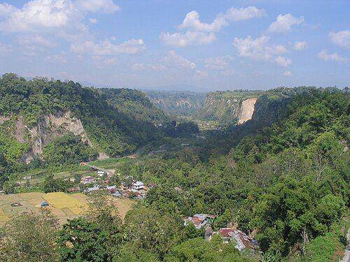 Ngarai Sianok Bukittinggi (https://id.wikipedia.org/)