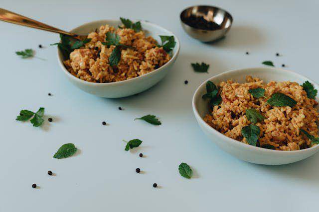 nasi goreng daun mengkudu khas Betawi (pexels.com/alleksana)