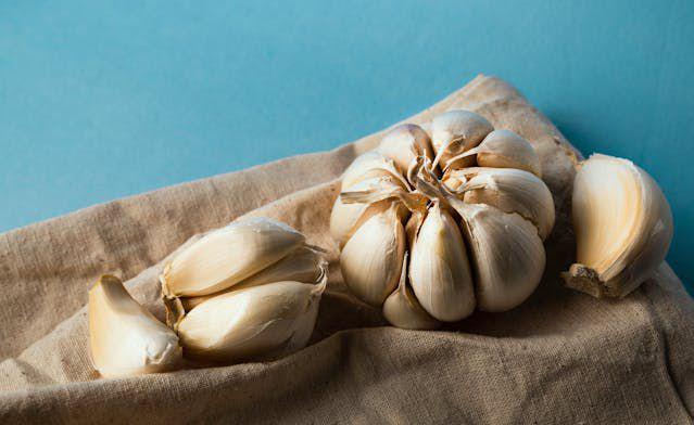 5 Cara Potong Bawang Putih Sesuai Pemakaian, Masakan Jadi Lebih Wangi!