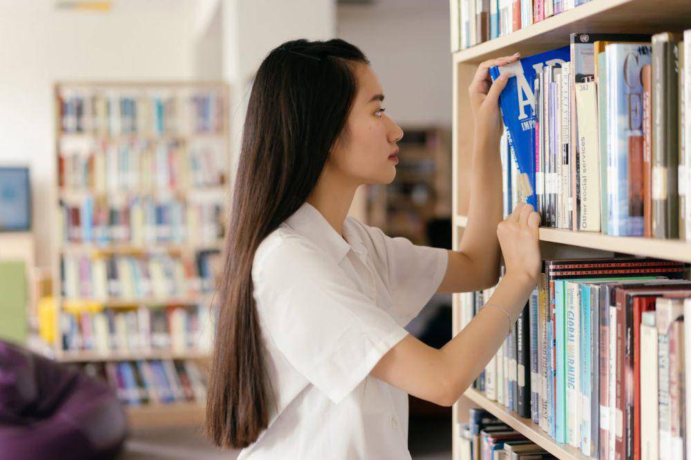 ilustrasi meminjam buku di perpustakaan (pexels.com/Mikhail Nilov)