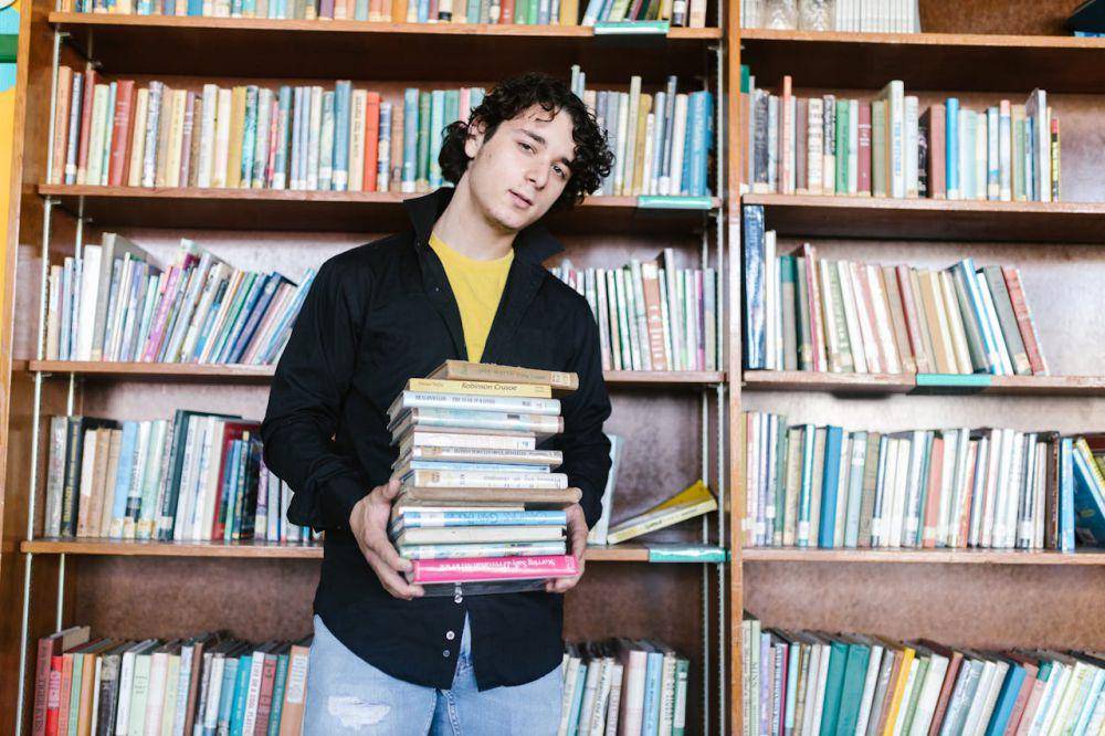 ilustrasi mahasiswa membawa buku (pexels.com/RDNE Stock project)