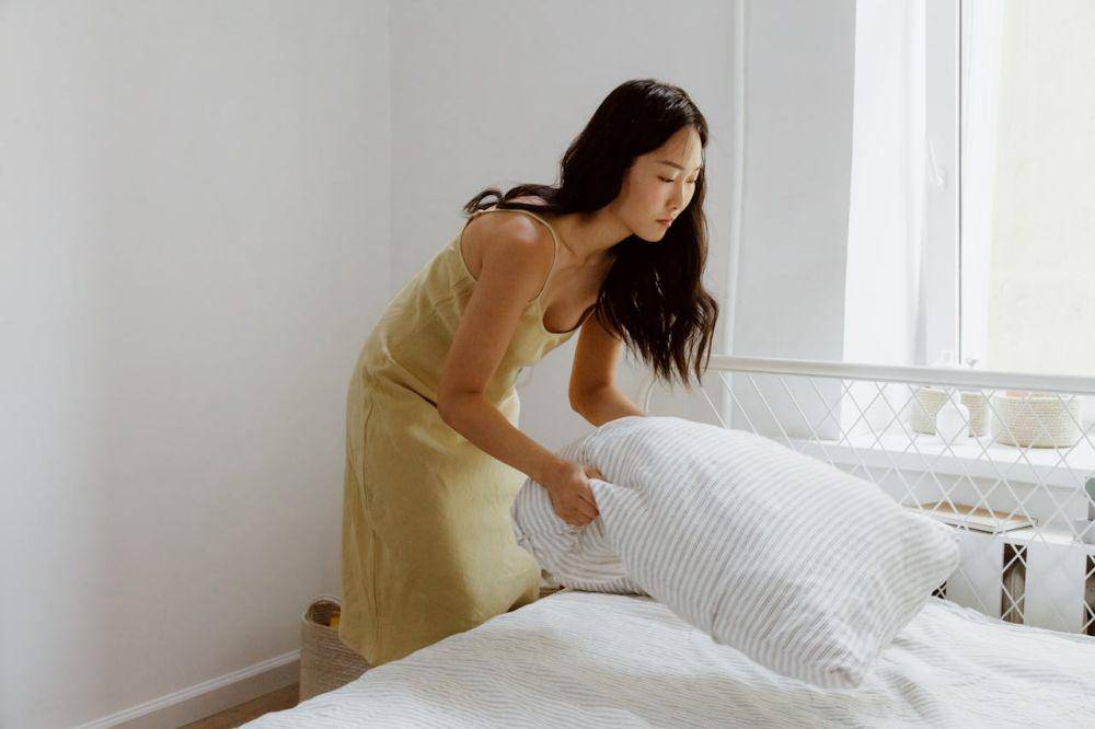 ilustrasi merapikan tempat tidur (pexels.com/Ron Lach)