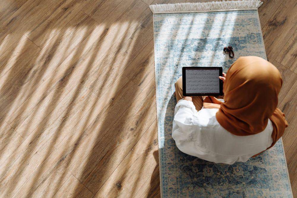 Ilustrasi membaca Al-Qur'an (pexels.com/Thirdman)