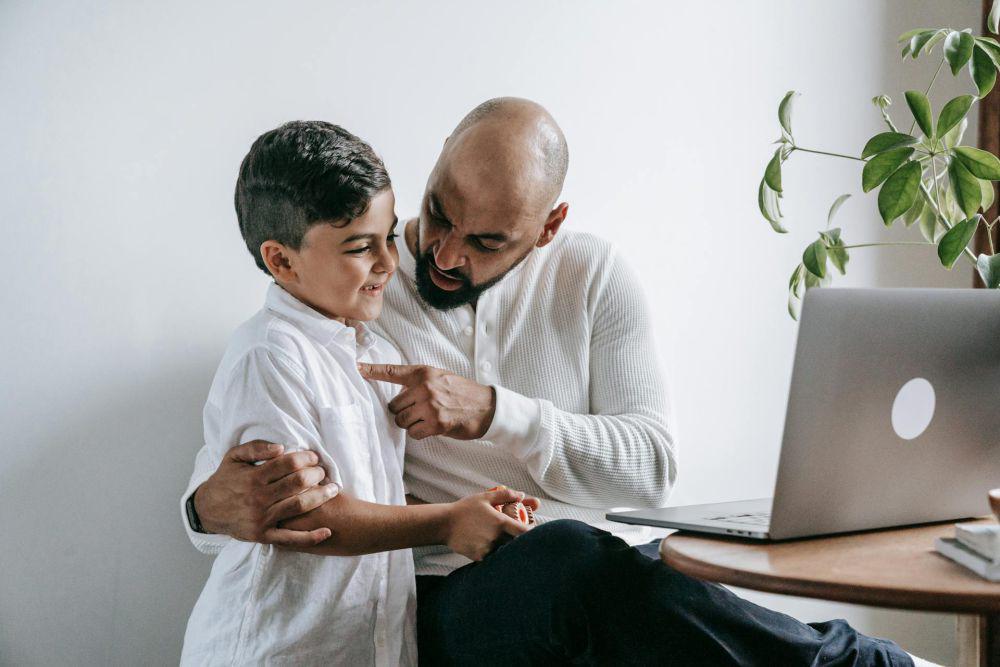 ilustrasi ayah menasihati anak (pexels.com/Timur Weber)