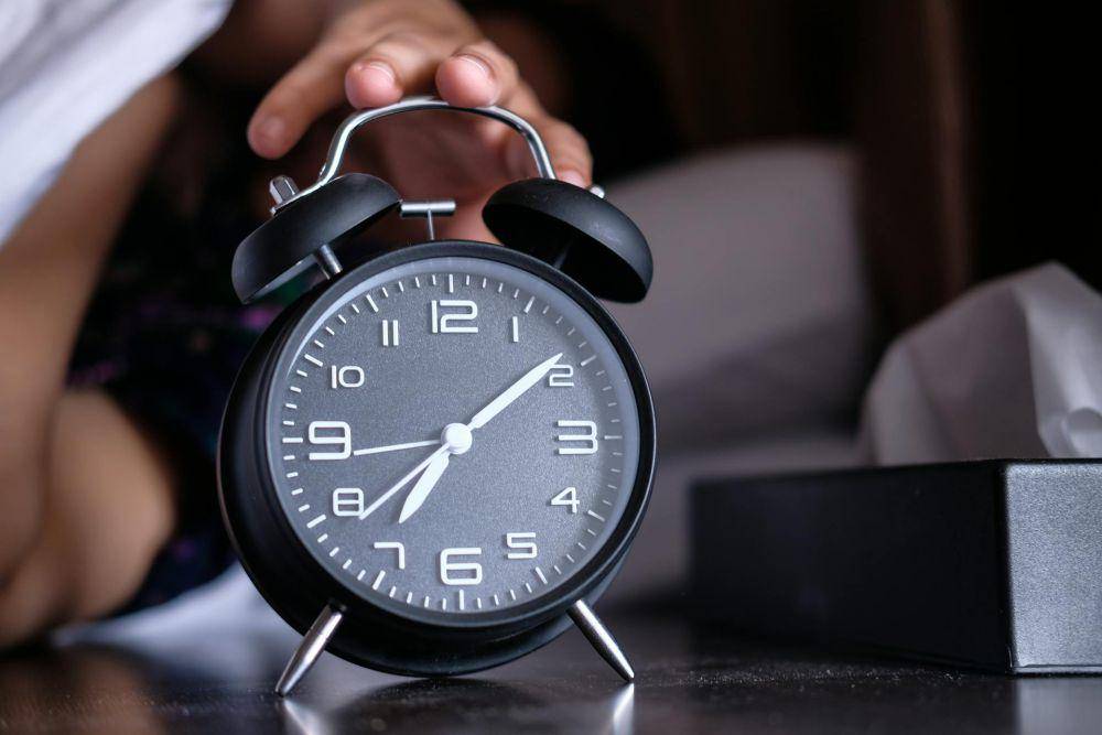 ilustrasi seseorang mematikan alarm (pexels.com/Towfiqu barbhuiya)
