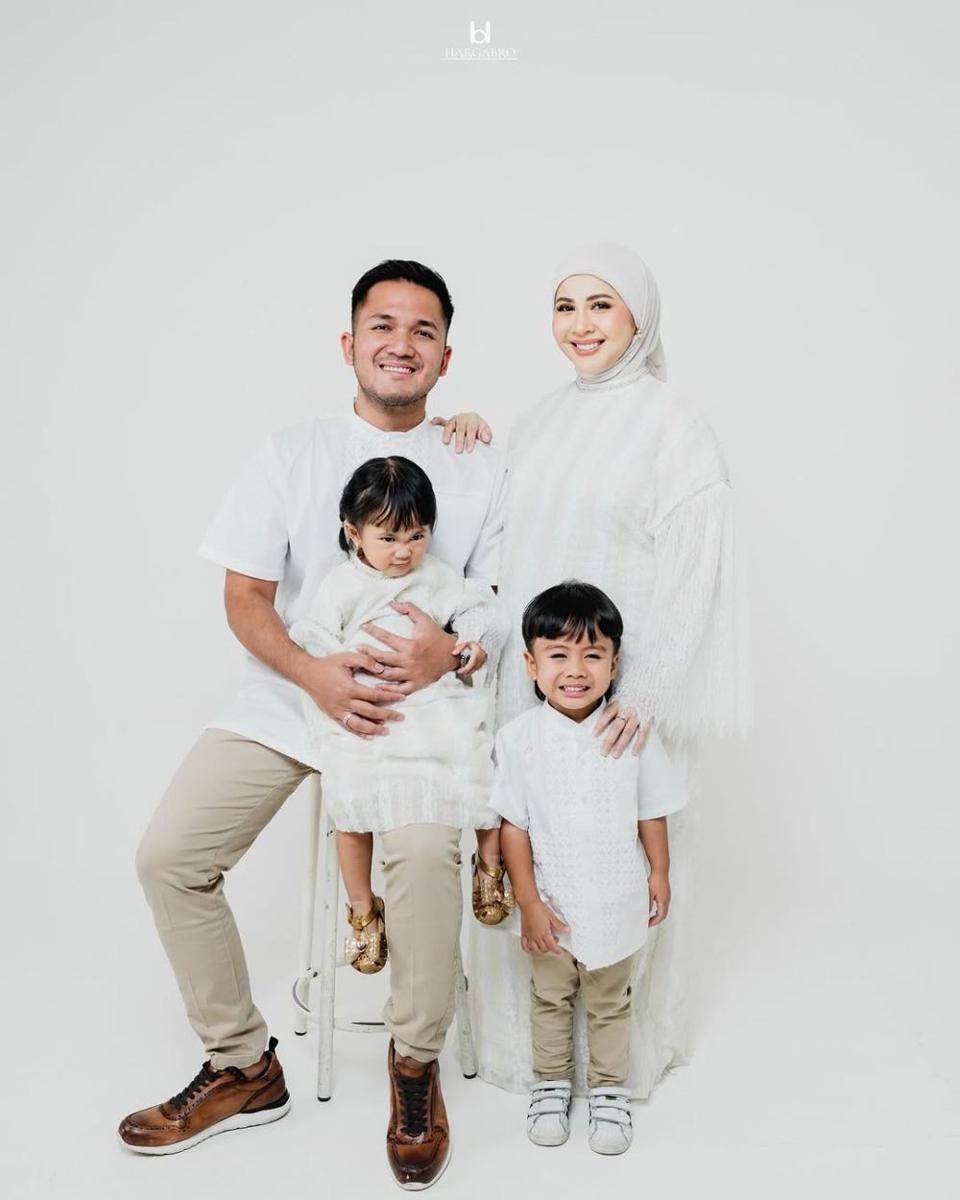 Keluarga Kesha Ratuliu dan Adhi Permana. (hargabro via Instagram.com/kesharatuliu05)