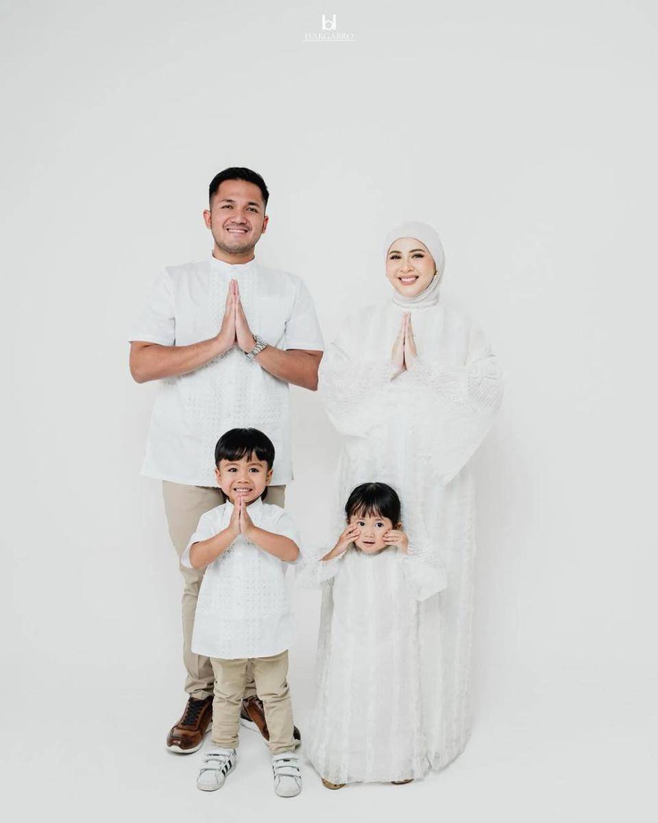 Keluarga Kesha Ratuliu dan Adhi Permana. (hargabro via Instagram.com/kesharatuliu05)