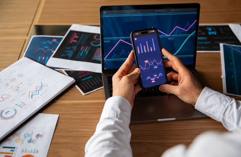 ilustrasi aplikasi investasi (freepik.com/freepik)