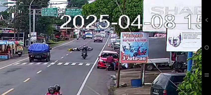Rekaman video kecelakaan di Takalar yang menewaskan pengendara motor usai ditabrak pejalan kaki. (Dok. Istimewa)