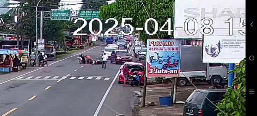 Rekaman video kecelakaan di Takalar yang menewaskan pengendara motor usai ditabrak pejalan kaki. (Dok. Istimewa)