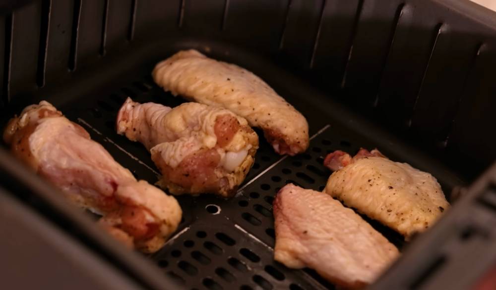 ilustrasi menata ayam dalam air fryer (youtube.com/Preppy Kitchen)