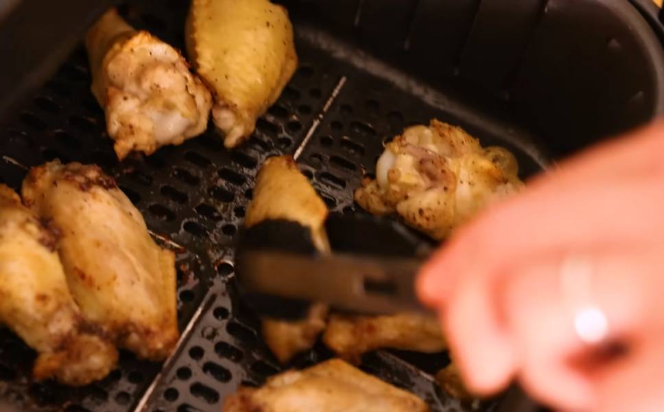 ilustrasi membalik ayam goreng (youtube.com/Preppy Kitchen)