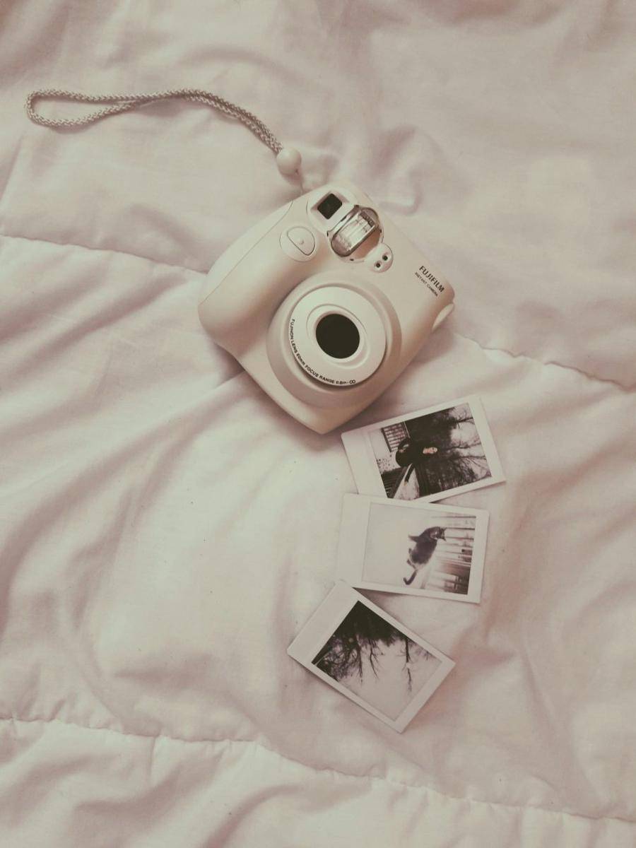 ilustrasi kamera polaroid (unsplash.com/Serena Yun)