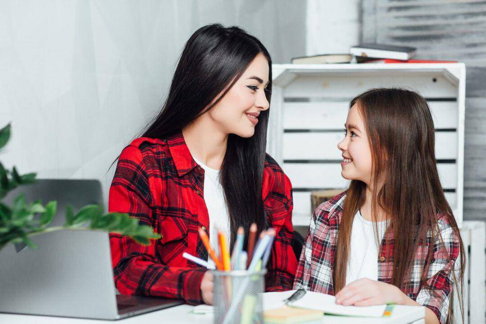 potret ibu dan anak (freepik.com/artursafronovvvv)