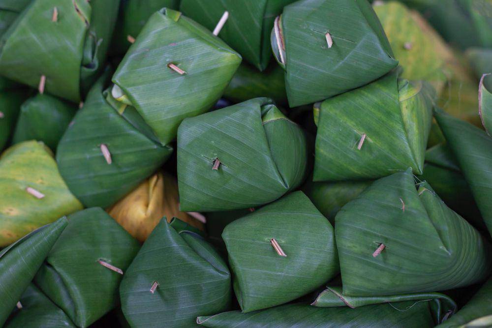 ilustrasi bungkus dengan daun pisang (vecteezy.com/Pannarai Nak-im)
