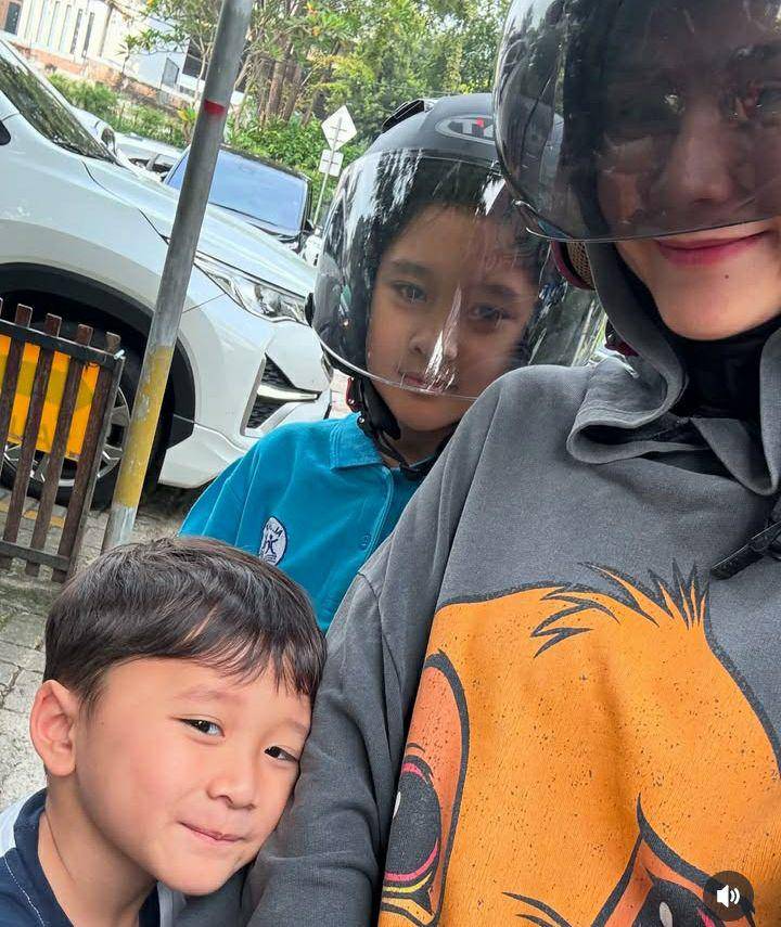 potret Zaskia Adya Mecca antar anak sekolah pakai motor (instagram.com/zaskiadyamecca)