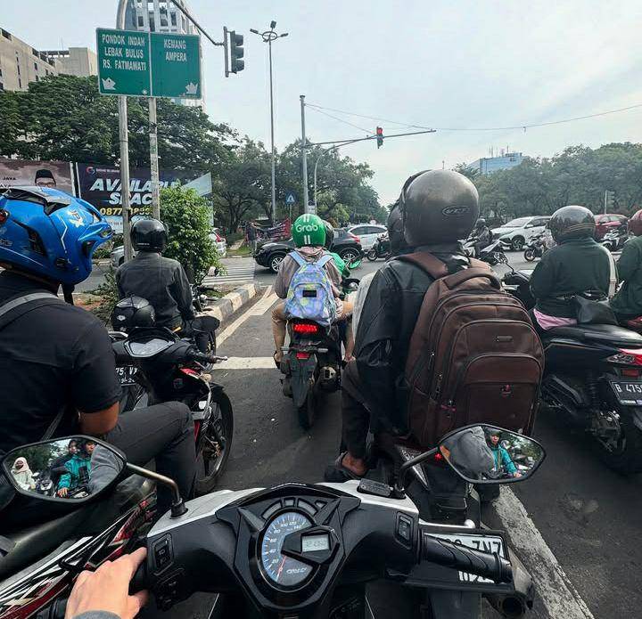 potret Zaskia Adya Mecca antar anak sekolah pakai motor (instagram.com/zaskiadyamecca)