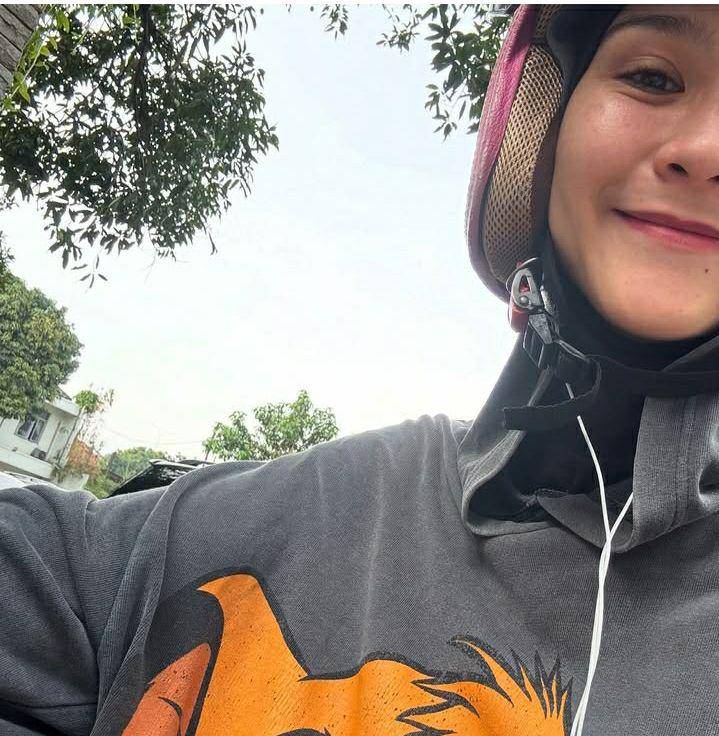 potret Zaskia Adya Mecca antar anak sekolah pakai motor (instagram.com/zaskiadyamecca)