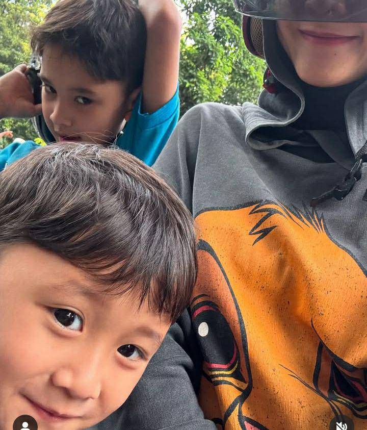 potret Zaskia Adya Mecca antar anak sekolah pakai motor (instagram.com/zaskiadyamecca)