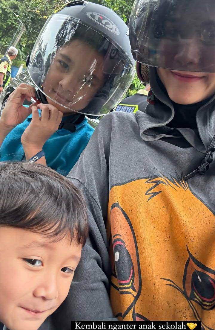 potret Zaskia Adya Mecca antar anak sekolah pakai motor (instagram.com/zaskiadyamecca)
