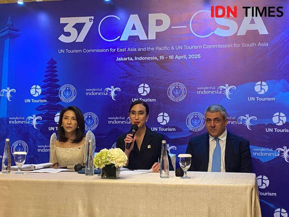 Menteri Pariwisata, Widiyanti Putri Wardhana dalam jumpa pers he UN Tourism Commission for East Asia and the Pasific/Commision for South Asia Joint Commission Meeting di Jakarta, Selasa (15/4/2025). (IDN Times/Marcheilla Ariesta)