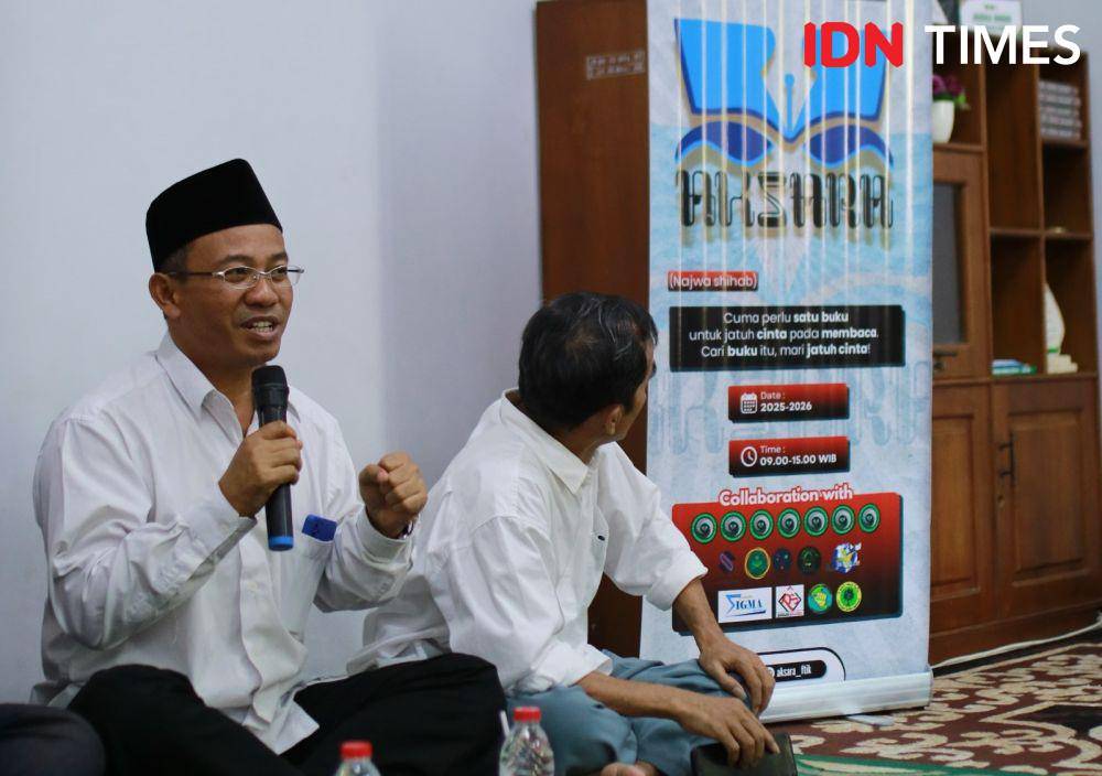 Dekan FTIK UIN Saizu, Prof. Fauzi (kiri) yang secara resmi melincurkan program aksara, Selasa (15/4/2025).(IDN Times/Cokie Sutrisno)