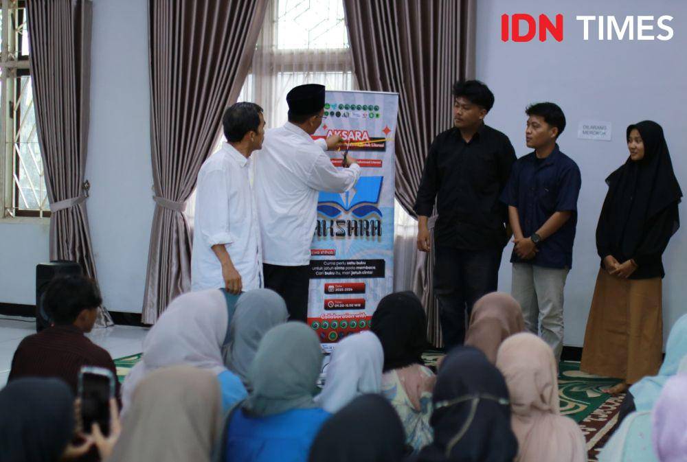 Dewan eksekutif mahasiswa FTIK UIN Saizu saat meluncurkan program AKSARA, Selasa (15/4/2025).(IDN Times/Cokie Sutrisno)
