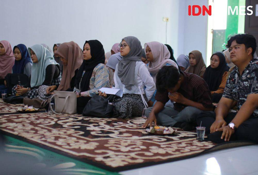 Beberapa mahasiswa yang tergabung dalam dema FTIK UIN Saizu Purwokerto saat menghadiri peluncuran program aksara, Selasa (15/4/2025).(IDN Times/Cokie Sutrisno)