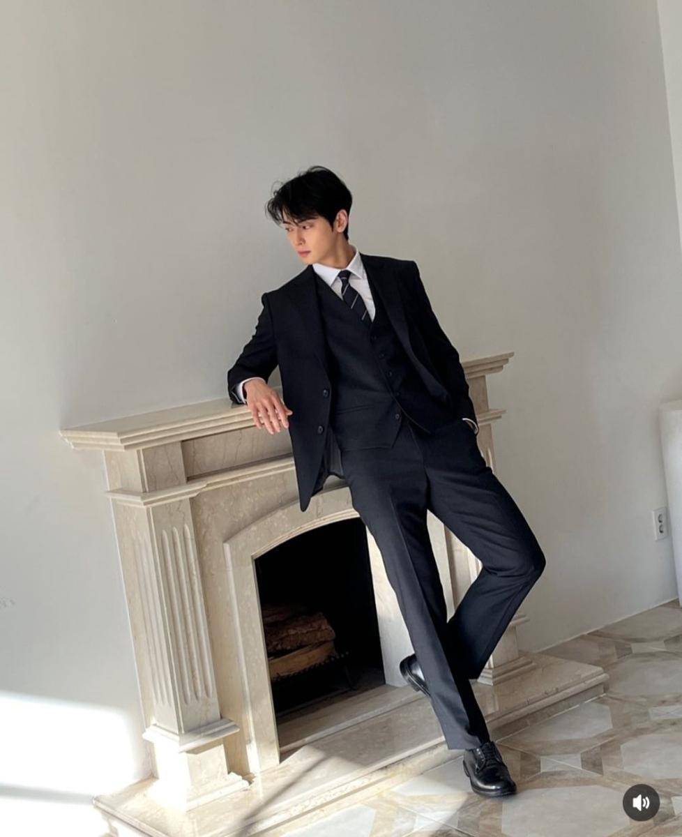 Cha Eun Woo (instagram.com/eunwo.o_c)
