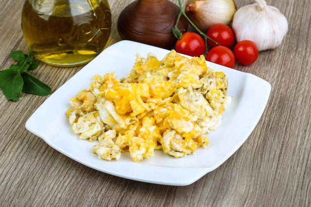 ilustrasi scrambled egg jamur (vecteezy.com/Andrey Starostin)