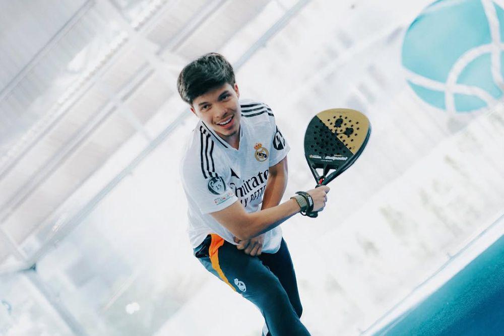 7 Potret Atta Halilintar Bermain Padel, Tetap Pakai Jersei Sepak Bola!