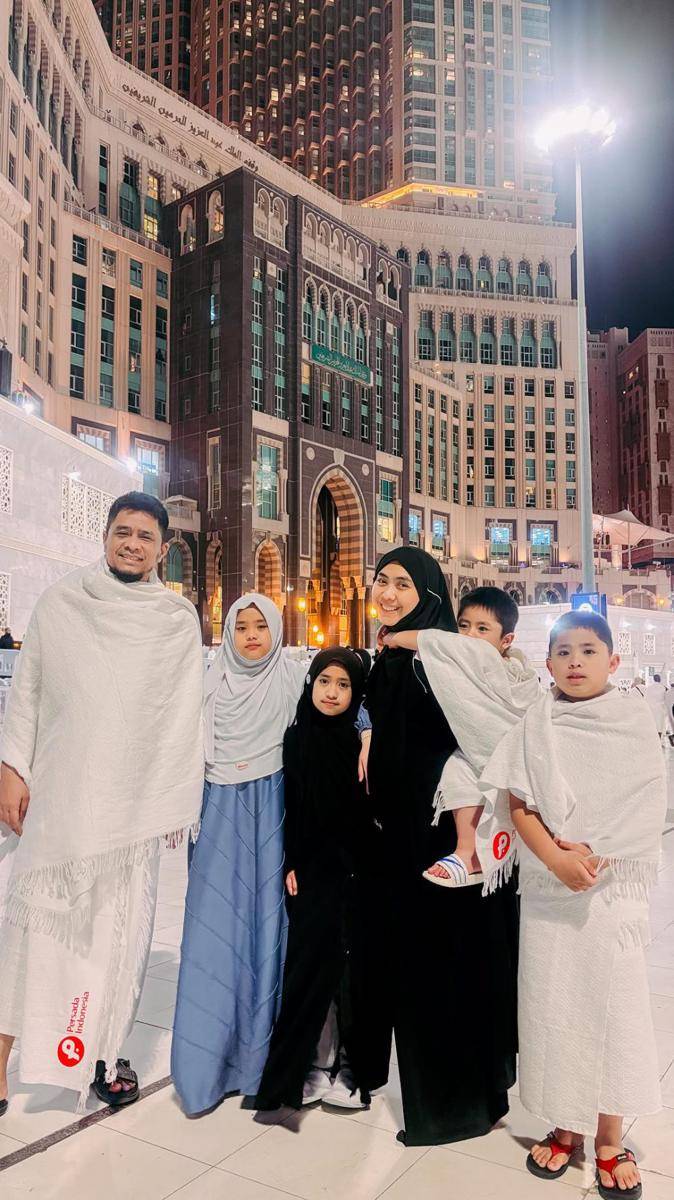 Oki Setiana Dewi isi kajian di rooftop Masjidilharam (instagram.com/okisetianadewi)