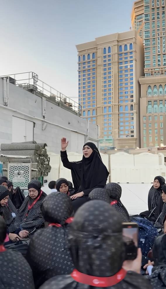 Oki Setiana Dewi isi kajian di rooftop Masjidilharam (instagram.com/okisetianadewi)