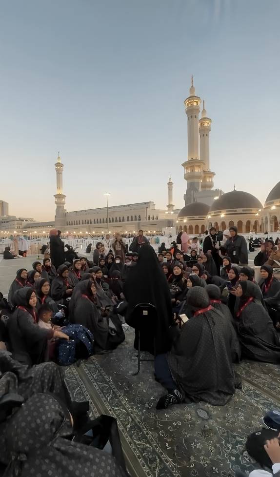 Oki Setiana Dewi isi kajian di rooftop Masjidilharam (instagram.com/okisetianadewi)